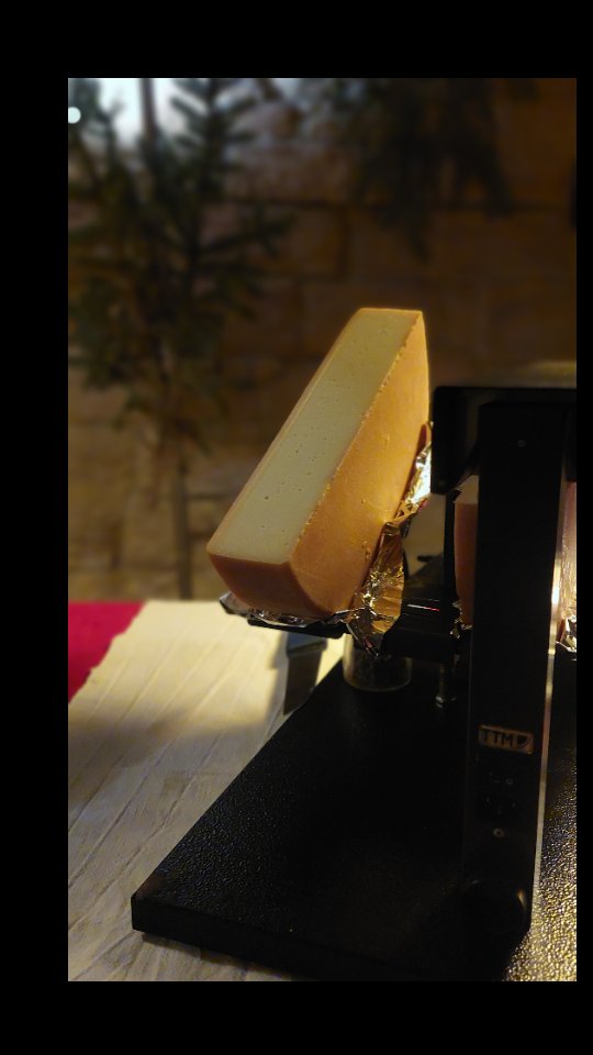 August:  nur mal kurz in die Luft gehen - dann wieder in die Käserei - den  Raclette Käse für den JazzRackletteGlühwein-Abend machen. Nach mehreren Monaten Reifung wird serviert 🫠